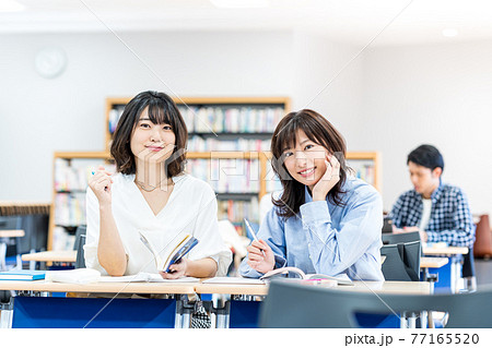 教室で授業を受ける女子大学生 撮影協力:中央工学校附属日本語学校 教室で授業を受ける女子大学生 撮影協力:中央工学校附属日本語学校 77165520