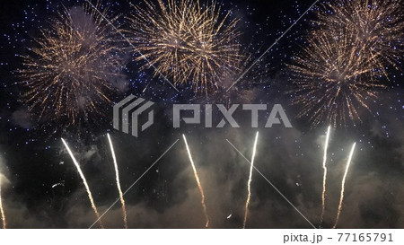 広島県福山市の芦田川花火大会の打ち上げ花火 広島県福山市の芦田川花火大会の打ち上げ花火 77165791