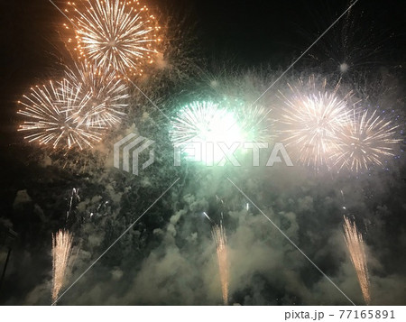 広島県福山市の芦田川花火大会の打ち上げ花火 広島県福山市の芦田川花火大会の打ち上げ花火 77165891