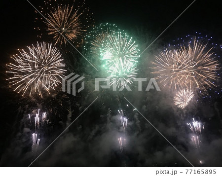 広島県福山市の芦田川花火大会の打ち上げ花火 広島県福山市の芦田川花火大会の打ち上げ花火 77165895