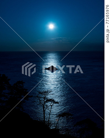 光の道に浮かび上がる小島 77165976
