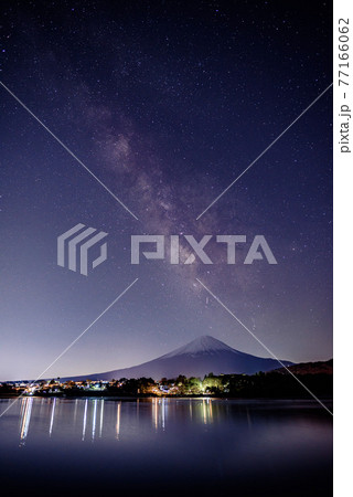 (山梨県)天の川と富士山のシルエット・河口湖 (山梨県)天の川と富士山のシルエット・河口湖 77166062