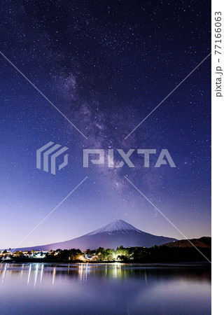 (山梨県)天の川と富士山のシルエット・河口湖 (山梨県)天の川と富士山のシルエット・河口湖 77166063