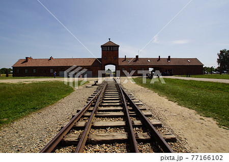 アウシュヴィッツ第二強制収容所・線路と門 77166102