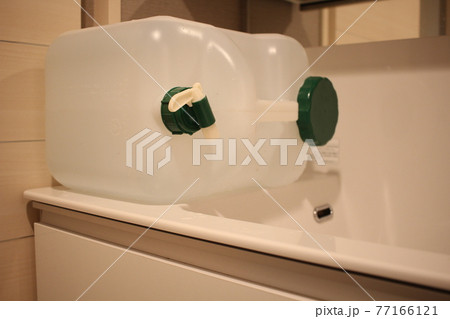 災害時に給水タンクを洗面所に置いて使う 77166121