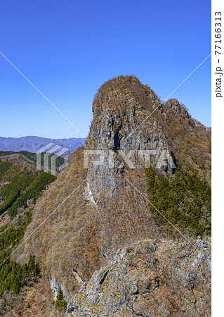 (埼玉県)二子山の岩稜帯と快晴の空 (埼玉県)二子山の岩稜帯と快晴の空 77166313