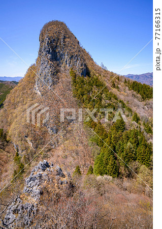 （埼玉県）二子山の急峻な岩場と快晴の空 77166315