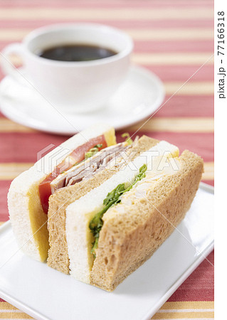 美味しいサンドウィッチとコーヒー 77166318
