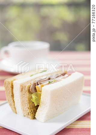 美味しいサンドウィッチとコーヒー 77166320