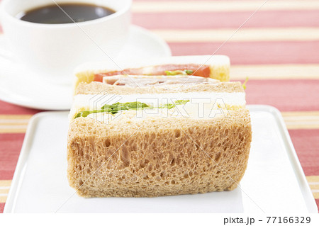 美味しいサンドウィッチとコーヒー 美味しいサンドウィッチとコーヒー 77166329