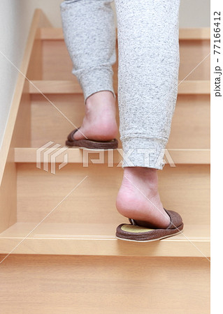階段を登る男性の足 77166412