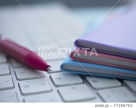 ビジネスイメージ・手帳・キーボード・女性 77166762