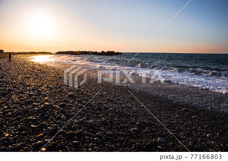 夕焼けのヒスイ海岸 77166803