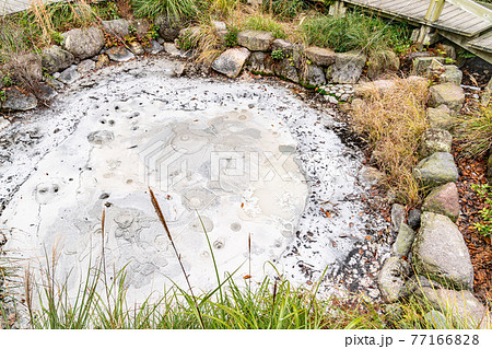 日本にある長崎県の観光名所「雲仙地獄」にある泥火山の写真 日本にある長崎県の観光名所「雲仙地獄」にある泥火山の写真 77166828