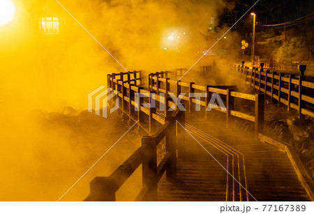 日本にある長崎県の観光名所「雲仙地獄」と「雲仙温泉」の写真。夜に撮影した写真。 77167389