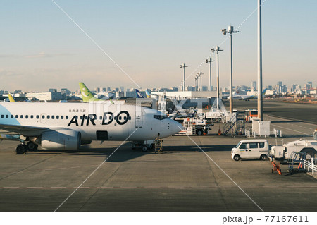 羽田空港で出発を待つ飛行機 77167611