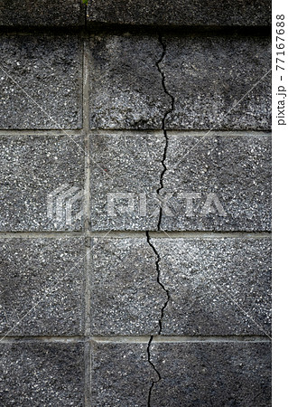 ひび割れの入った危険なブロック塀 77167688