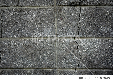 ひび割れの入った危険なブロック塀 77167689