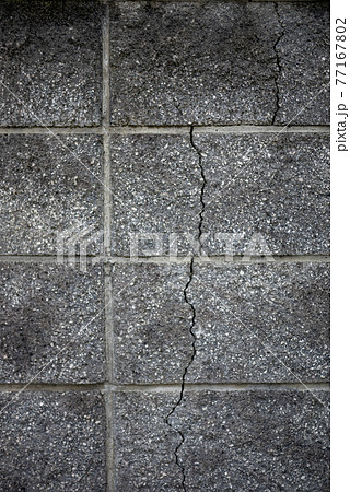 ヒビの入った危険なブロック塀 ヒビの入った危険なブロック塀 77167802