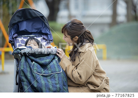 公園 冬 ベビーカー 公園 冬 ベビーカー 77167825