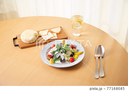 健康を意識した食事のイメージ 健康を意識した食事のイメージ 77168085