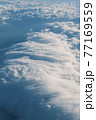 流れるような塊の雲 77169559