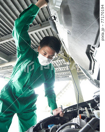 マスクを装着して作業をする自動車整備士 マスクを装着して作業をする自動車整備士 77170194