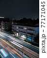 夜の道路を走る車のライト 77171045