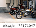 駐輪場の2台のバイク 77171047