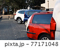 駐車場と赤い車 77171048