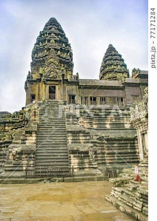 Angkor Wat is the largest temple in the world (Cambodia, 2019). It is raining Angkor Wat is the largest temple in the world (Cambodia, 2019). It is raining 77171284