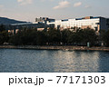 ガラス張りの建物に反射する夕焼けゆう 77171303
