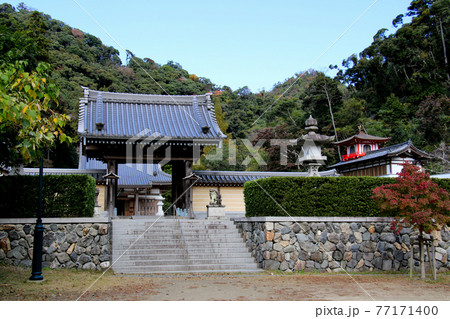大阪府箕面市 箕面山 瀧安寺 山門 少し引き気味に 大阪府箕面市 箕面山 瀧安寺 山門 少し引き気味に 77171400