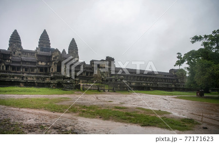 Angkor Wat is the largest temple in the world, it rains in the rainy season (Cambodia, 04.09. 2019) Angkor Wat is the largest temple in the world, it rains in the rainy season (Cambodia, 04.09. 2019) 77171623