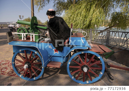 Cossack sits behind a machine gun in a cart (model) in the Left Bank Park in Rostov-on-Don 77172936