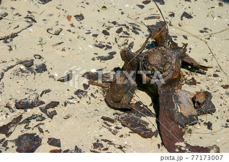 干上がったアラル海の海底に転がる錆びた船のスクリュー 77173007