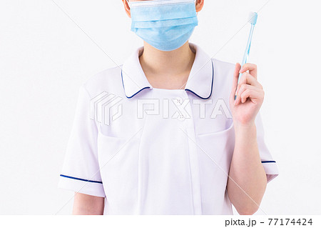 歯ブラシを持つ看護師 77174424