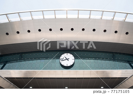 【タイ・バンコク】新ターミナル駅、バンスー中央駅正面の時計 77175105