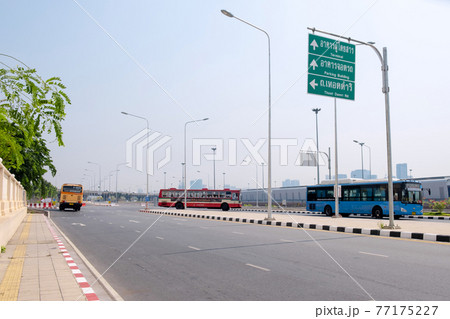 【タイ・バンコク】新ターミナル駅、バンスー中央駅入り口の道 77175227