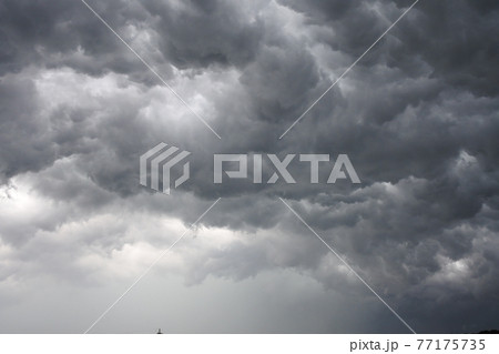 嵐の前 黒雲 暗雲 垂れ込めるの写真素材