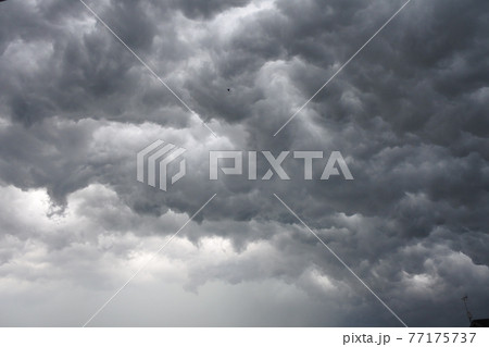 嵐の前 黒雲 暗雲 垂れ込めるの写真素材