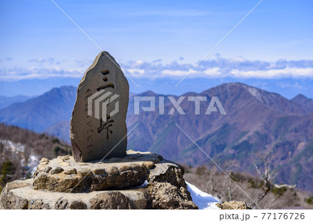 （山梨県）三ッ峠頂上から望む御坂山地 77176726