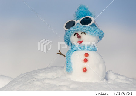 やさしい表情の雪だるま 77176751