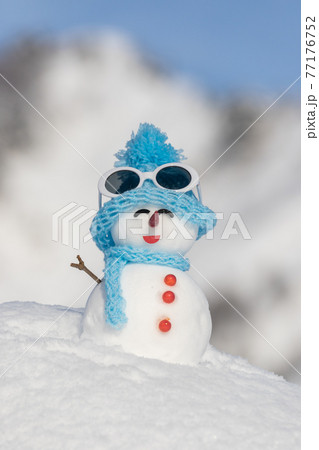 やさしい表情の雪だるま やさしい表情の雪だるま 77176752