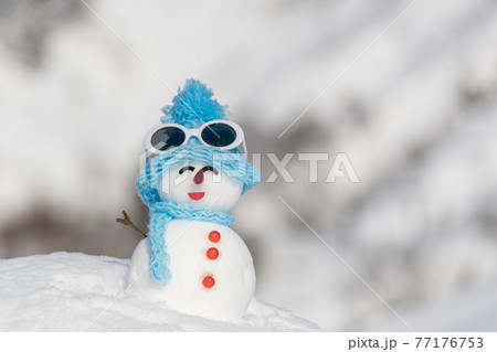 やさしい表情の雪だるま 77176753