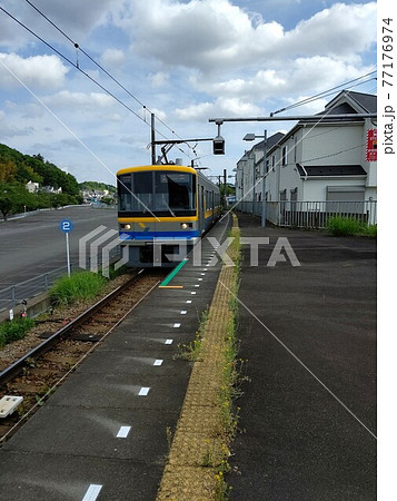 こどもの国線　横浜市緑区長津田駅－青葉区こどもの国駅間を走る　Y000系電車　子供の国駅単線ホーム 77176974