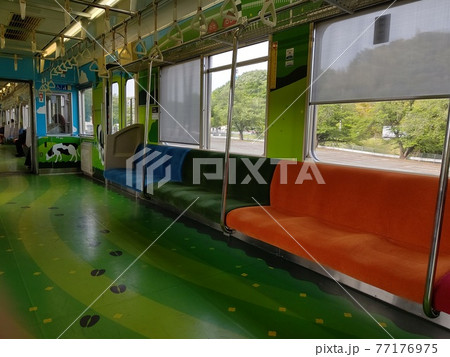 こどもの国線 横浜市緑区長津田駅-青葉区こどもの国駅間を走る 電車内 こどもの国線 横浜市緑区長津田駅-青葉区こどもの国駅間を走る 電車内 77176975