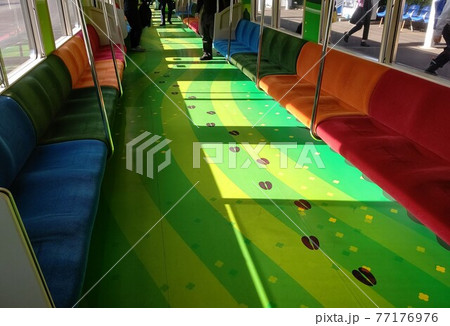こどもの国線 横浜市緑区長津田駅-青葉区こどもの国駅間を走る 電車内 こどもの国線 横浜市緑区長津田駅-青葉区こどもの国駅間を走る 電車内 77176976