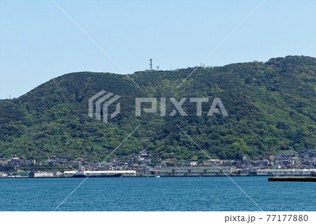 関門海峡　北九州門司　新緑の風師山 77177880