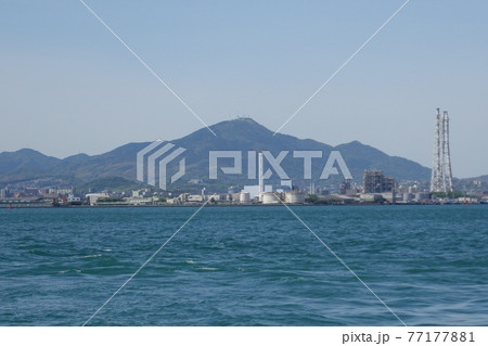 関門海峡　北九州工業地帯と皿倉山 77177881